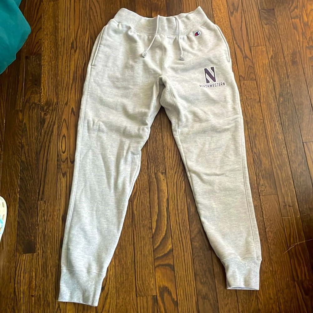 Northwestern sweatpants medium with pockets from campus store, worn once.